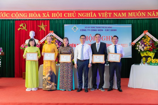 Đồng chí Phùng Phú Phong tặng Giấy khen cho các cá nhân đạt thành tích Chiến sĩ thi đua năm 2022