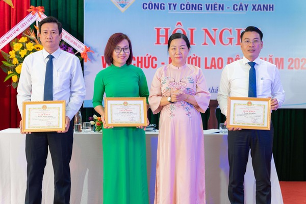 Đồng chí Lê Hồng Thu – Chánh Văn phòng Sở Xây dựng tặng Giấy khen cho các cá nhân đạt thành tích Chuyên đề năm 2022
